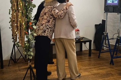 Miniature Location salle Asnières-sur-Seine (Hauts-de-Seine) - Loft C'est Incroyable #14 Table de fête décorée avec vaisselle élégante, sapin de Noël illuminé et cheminée allumée en arrière-plan.
