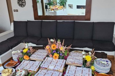 Miniature Location salle Asnières-sur-Seine (Hauts-de-Seine) - Loft C'est Incroyable #58 Table de fête décorée avec vaisselle élégante, sapin de Noël illuminé et cheminée allumée en arrière-plan.