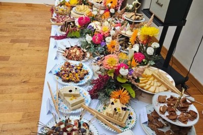 Miniature Location salle Asnières-sur-Seine (Hauts-de-Seine) - Loft C'est Incroyable #59 Table de fête décorée avec vaisselle élégante, sapin de Noël illuminé et cheminée allumée en arrière-plan.