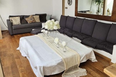 Miniature Location salle Asnières-sur-Seine (Hauts-de-Seine) - Loft C'est Incroyable #60 Table de fête décorée avec vaisselle élégante, sapin de Noël illuminé et cheminée allumée en arrière-plan.