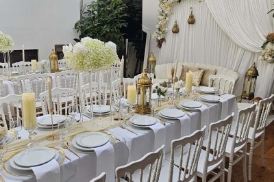 Miniature Location salle Asnières-sur-Seine (Hauts-de-Seine) - Loft C'est Incroyable #5 Table de fête décorée avec vaisselle élégante, sapin de Noël illuminé et cheminée allumée en arrière-plan.