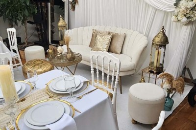 Miniature Location salle Asnières-sur-Seine (Hauts-de-Seine) - Loft C'est Incroyable #61 Table de fête décorée avec vaisselle élégante, sapin de Noël illuminé et cheminée allumée en arrière-plan.