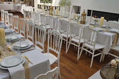 Miniature Location salle Asnières-sur-Seine (Hauts-de-Seine) - Loft C'est Incroyable #18 Table de fête décorée avec vaisselle élégante, sapin de Noël illuminé et cheminée allumée en arrière-plan.