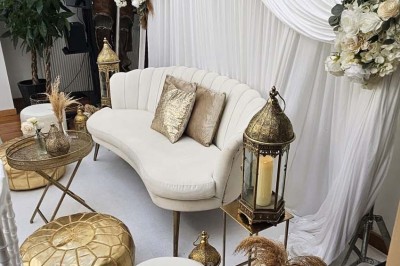 Miniature Location salle Asnières-sur-Seine (Hauts-de-Seine) - Loft C'est Incroyable #62 Table de fête décorée avec vaisselle élégante, sapin de Noël illuminé et cheminée allumée en arrière-plan.