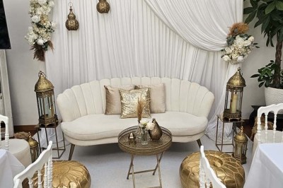 Miniature Location salle Asnières-sur-Seine (Hauts-de-Seine) - Loft C'est Incroyable #63 Table de fête décorée avec vaisselle élégante, sapin de Noël illuminé et cheminée allumée en arrière-plan.