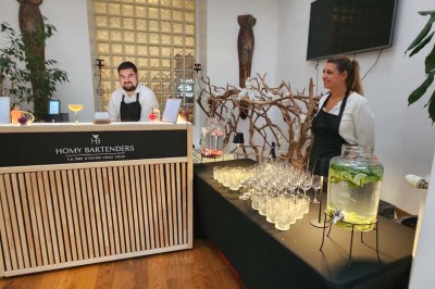 Miniature Location salle Asnières-sur-Seine (Hauts-de-Seine) - Loft C'est Incroyable #12 Table de fête décorée avec vaisselle élégante, sapin de Noël illuminé et cheminée allumée en arrière-plan.