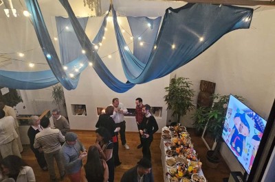 Miniature Location salle Asnières-sur-Seine (Hauts-de-Seine) - Loft C'est Incroyable #64 Table de fête décorée avec vaisselle élégante, sapin de Noël illuminé et cheminée allumée en arrière-plan.