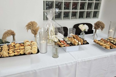 Miniature Location salle Asnières-sur-Seine (Hauts-de-Seine) - Loft C'est Incroyable #65 Table de fête décorée avec vaisselle élégante, sapin de Noël illuminé et cheminée allumée en arrière-plan.