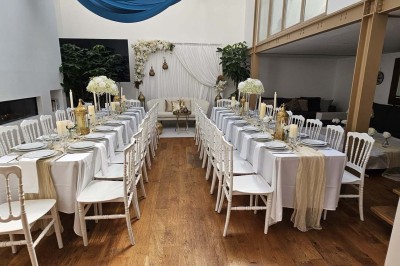 Miniature Location salle Asnières-sur-Seine (Hauts-de-Seine) - Loft C'est Incroyable #15 Table de fête décorée avec vaisselle élégante, sapin de Noël illuminé et cheminée allumée en arrière-plan.