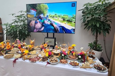 Miniature Location salle Asnières-sur-Seine (Hauts-de-Seine) - Loft C'est Incroyable #29 Table de fête décorée avec vaisselle élégante, sapin de Noël illuminé et cheminée allumée en arrière-plan.