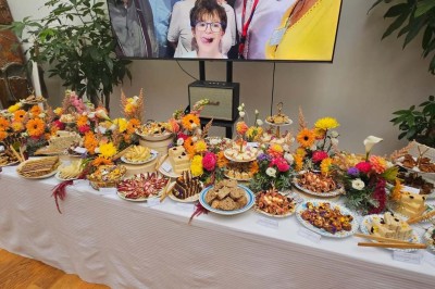 Miniature Location salle Asnières-sur-Seine (Hauts-de-Seine) - Loft C'est Incroyable #30 Table de fête décorée avec vaisselle élégante, sapin de Noël illuminé et cheminée allumée en arrière-plan.