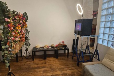 Miniature Location salle Asnières-sur-Seine (Hauts-de-Seine) - Loft C'est Incroyable #66 Table de fête décorée avec vaisselle élégante, sapin de Noël illuminé et cheminée allumée en arrière-plan.