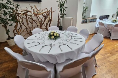 Miniature Location salle Asnières-sur-Seine (Hauts-de-Seine) - Loft C'est Incroyable #13 Table de fête décorée avec vaisselle élégante, sapin de Noël illuminé et cheminée allumée en arrière-plan.