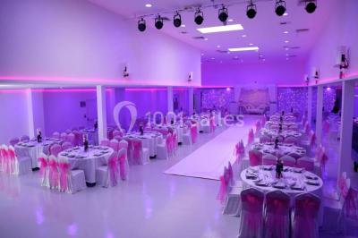 Miniature Location salle Montmorency (Val-d'Oise) - Le Concept Réception #4 Mains d'un couple portant des alliances, posées sur un bouquet de fleurs blanches et violettes.