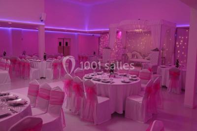 Miniature Location salle Montmorency (Val-d'Oise) - Le Concept Réception #7 Mains d'un couple portant des alliances, posées sur un bouquet de fleurs blanches et violettes.