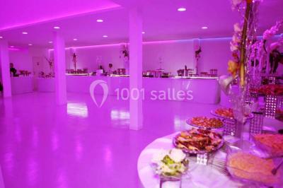 Miniature Location salle Montmorency (Val-d'Oise) - Le Concept Réception #6 Mains d'un couple portant des alliances, posées sur un bouquet de fleurs blanches et violettes.