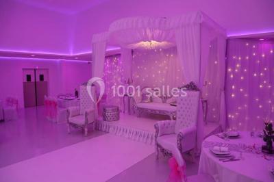 Miniature Location salle Montmorency (Val-d'Oise) - Le Concept Réception #8 Mains d'un couple portant des alliances, posées sur un bouquet de fleurs blanches et violettes.