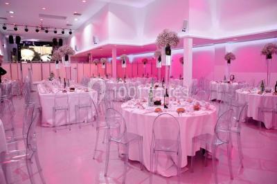 Miniature Location salle Montmorency (Val-d'Oise) - Le Concept Réception #2 Assortiment de desserts avec verrines, fruits frais, macarons et coulis, disposés sur des assiettes blanches.