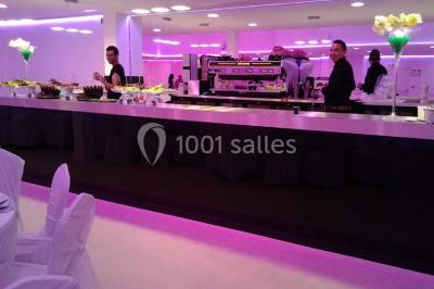 Miniature Location salle Montmorency (Val-d'Oise) - Le Concept Réception #3 Assortiment de desserts avec verrines, fruits frais, macarons et coulis, disposés sur des assiettes blanches.