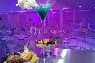 Miniature Location salle Montmorency (Val-d'Oise) - Le Concept Réception #4 Assortiment de desserts avec verrines, fruits frais, macarons et coulis, disposés sur des assiettes blanches.