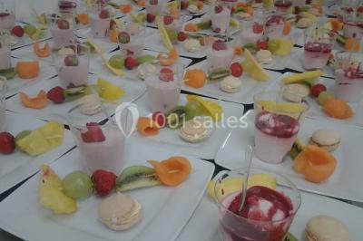 Miniature Location salle Montmorency (Val-d'Oise) - Le Concept Réception #6 Assortiment de desserts avec verrines, fruits frais, macarons et coulis, disposés sur des assiettes blanches.