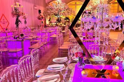 Miniature Location salle Saint-Germain-lès-Arpajon (Essonne) - Voilier 91 #1 Voiture de sport verte aux portes papillon ouvertes, entourée de fumée et d'une foule dans un lieu éclairé.