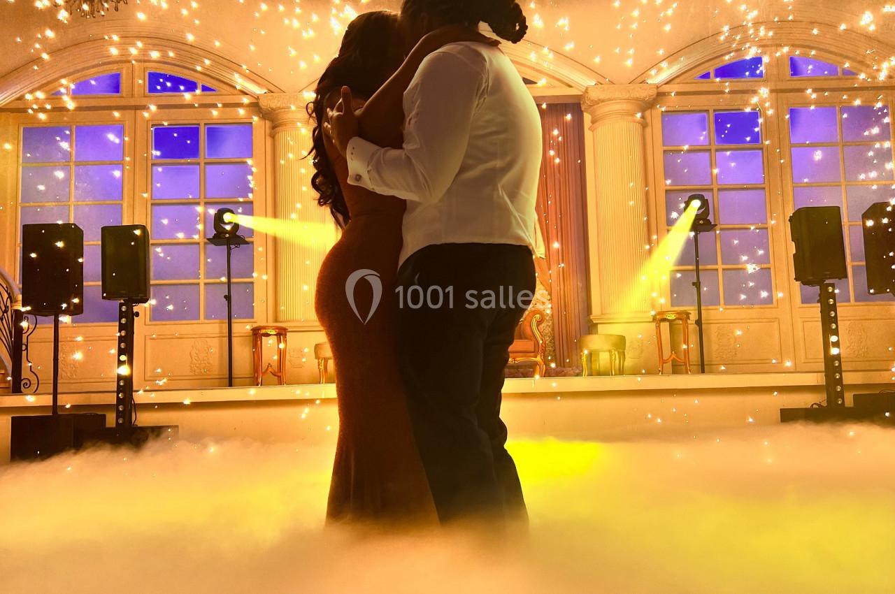Location salle Saint-Germain-lès-Arpajon (Essonne) - Voilier 91 #3 Un couple danse sous un plafond illuminé d'étincelles dans une salle élégante avec éclairage tamisé.