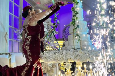 Miniature Location salle Saint-Germain-lès-Arpajon (Essonne) - Voilier 91 #5 Voiture de sport verte aux portes papillon ouvertes, entourée de fumée et d'une foule dans un lieu éclairé.