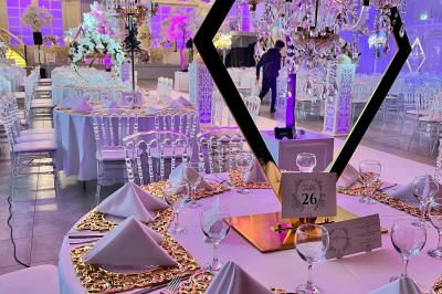 Miniature Location salle Saint-Germain-lès-Arpajon (Essonne) - Voilier 91 #2 Voiture de sport verte aux portes papillon ouvertes, entourée de fumée et d'une foule dans un lieu éclairé.