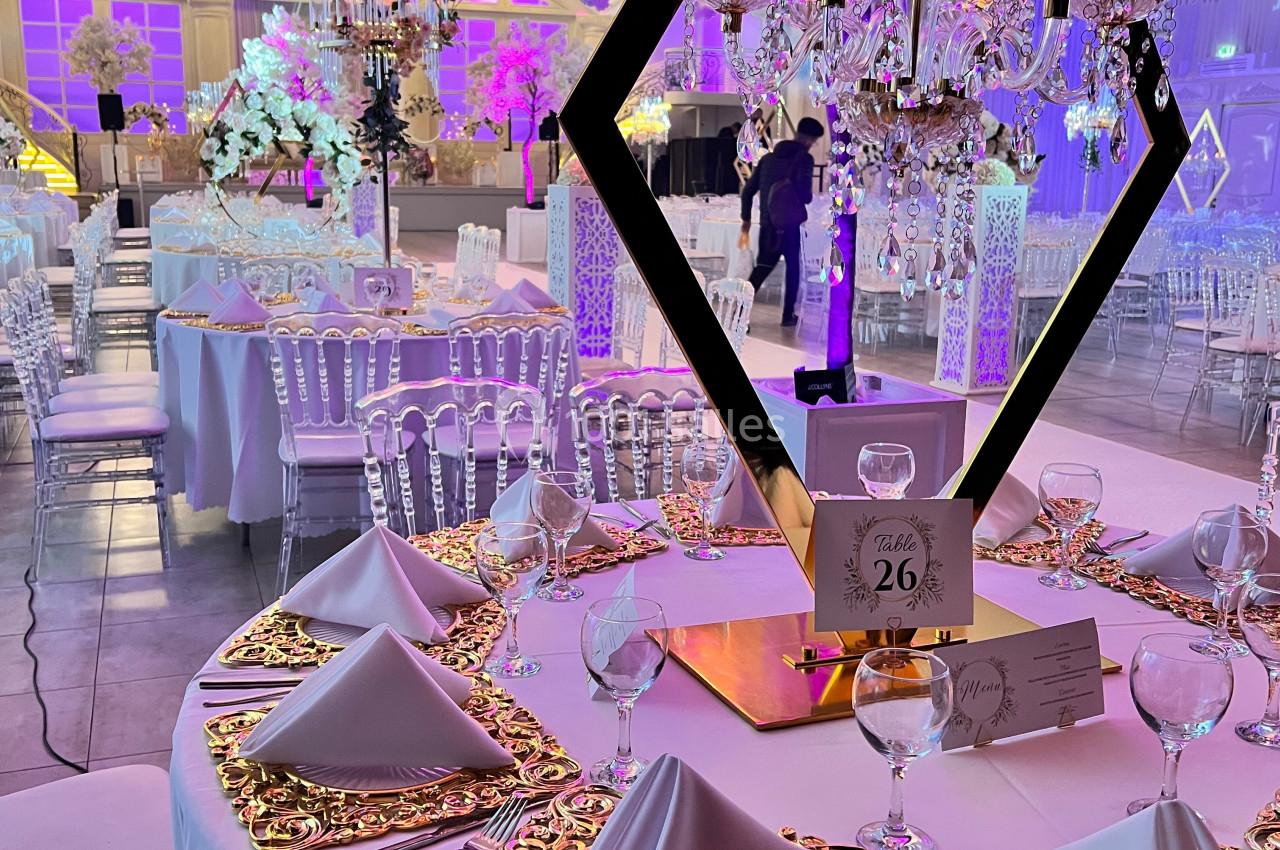 Location salle Saint-Germain-lès-Arpajon (Essonne) - Voilier 91 #2 Salle de réception décorée avec des tables élégantes, nappes blanches, chandeliers et éclairage rose.