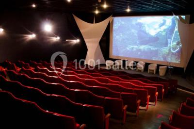 Miniature Location salle La Mulatière (Rhône) - Aquarium de Lyon #6 Plaque métallique ronde avec un motif de poisson découpé, accrochée à un mur clair, partiellement cachée par une plante…