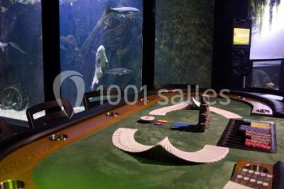 Miniature Location salle La Mulatière (Rhône) - Aquarium de Lyon #12 Plaque métallique ronde avec un motif de poisson découpé, accrochée à un mur clair, partiellement cachée par une plante…