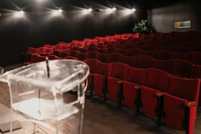 Miniature Location salle La Mulatière (Rhône) - Aquarium de Lyon #3 Plaque métallique ronde avec un motif de poisson découpé, accrochée à un mur clair, partiellement cachée par une plante…