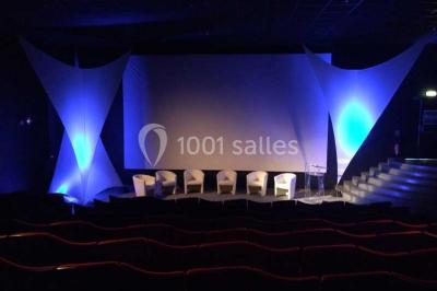 Miniature Location salle La Mulatière (Rhône) - Aquarium de Lyon #11 Plaque métallique ronde avec un motif de poisson découpé, accrochée à un mur clair, partiellement cachée par une plante…