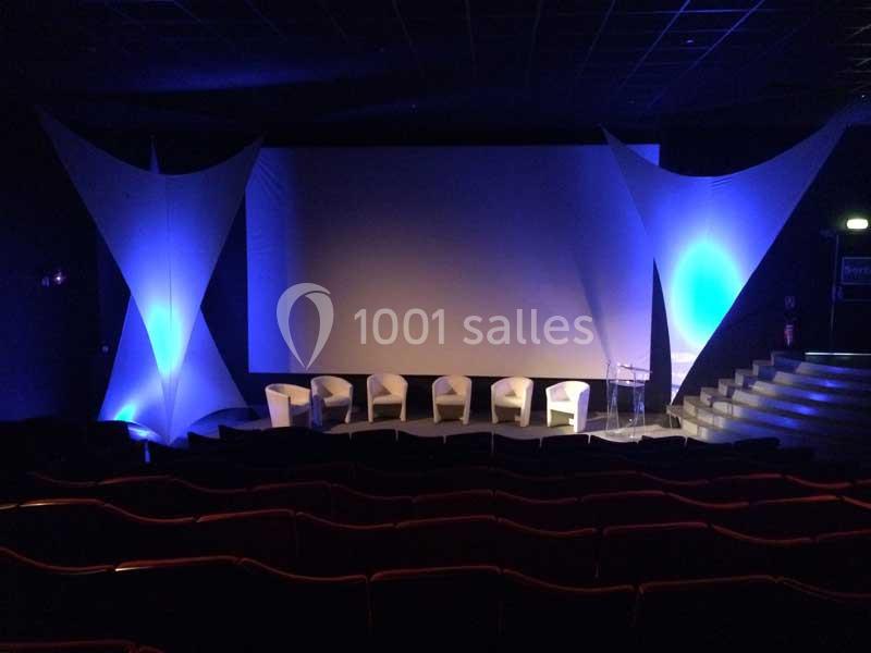 Location salle La Mulatière (Rhône) - Aquarium de Lyon #11 Salle de conférence avec écran de projection, chaises blanches alignées et éclairage bleu sur des structures décoratives.