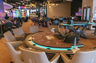 Miniature Espace jeux traditionnels Menu posé sur une table ronde dans un bar élégant avec un comptoir éclairé en arrière-plan.