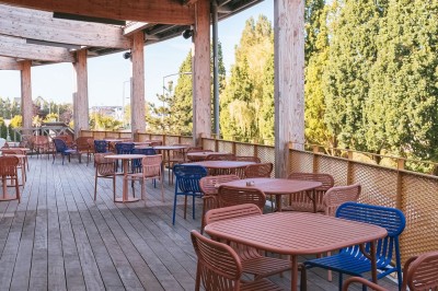 Miniature Terrasse Menu posé sur une table ronde dans un bar élégant avec un comptoir éclairé en arrière-plan.