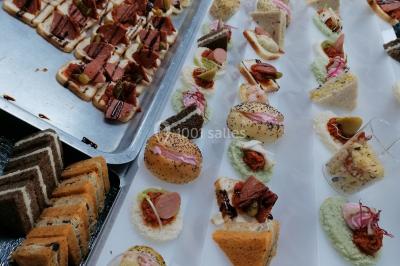 Miniature Location salle Crosne (Essonne) - Aux Tulipes #5 Plateau de fromages variés comprenant des morceaux de brie, de fromage bleu, de chèvre et des cubes de fromage à pâte dure.