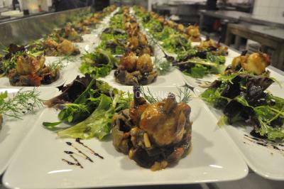 Miniature Location salle Crosne (Essonne) - Aux Tulipes #10 Plateau de fromages variés comprenant des morceaux de brie, de fromage bleu, de chèvre et des cubes de fromage à pâte dure.