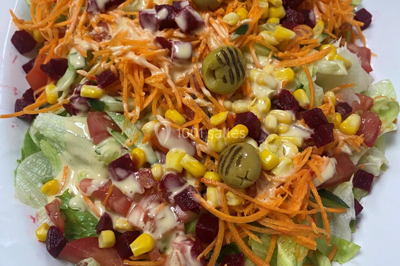 Location salle Crosne (Essonne) - Aux Tulipes #13 Assiette de salade composée avec laitue, tomates, carottes râpées, maïs, betteraves, olives et sauce.