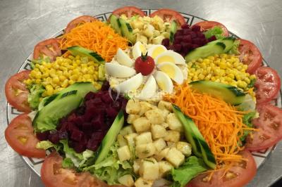 Miniature Location salle Crosne (Essonne) - Aux Tulipes #14 Plateau de fromages variés comprenant des morceaux de brie, de fromage bleu, de chèvre et des cubes de fromage à pâte dure.