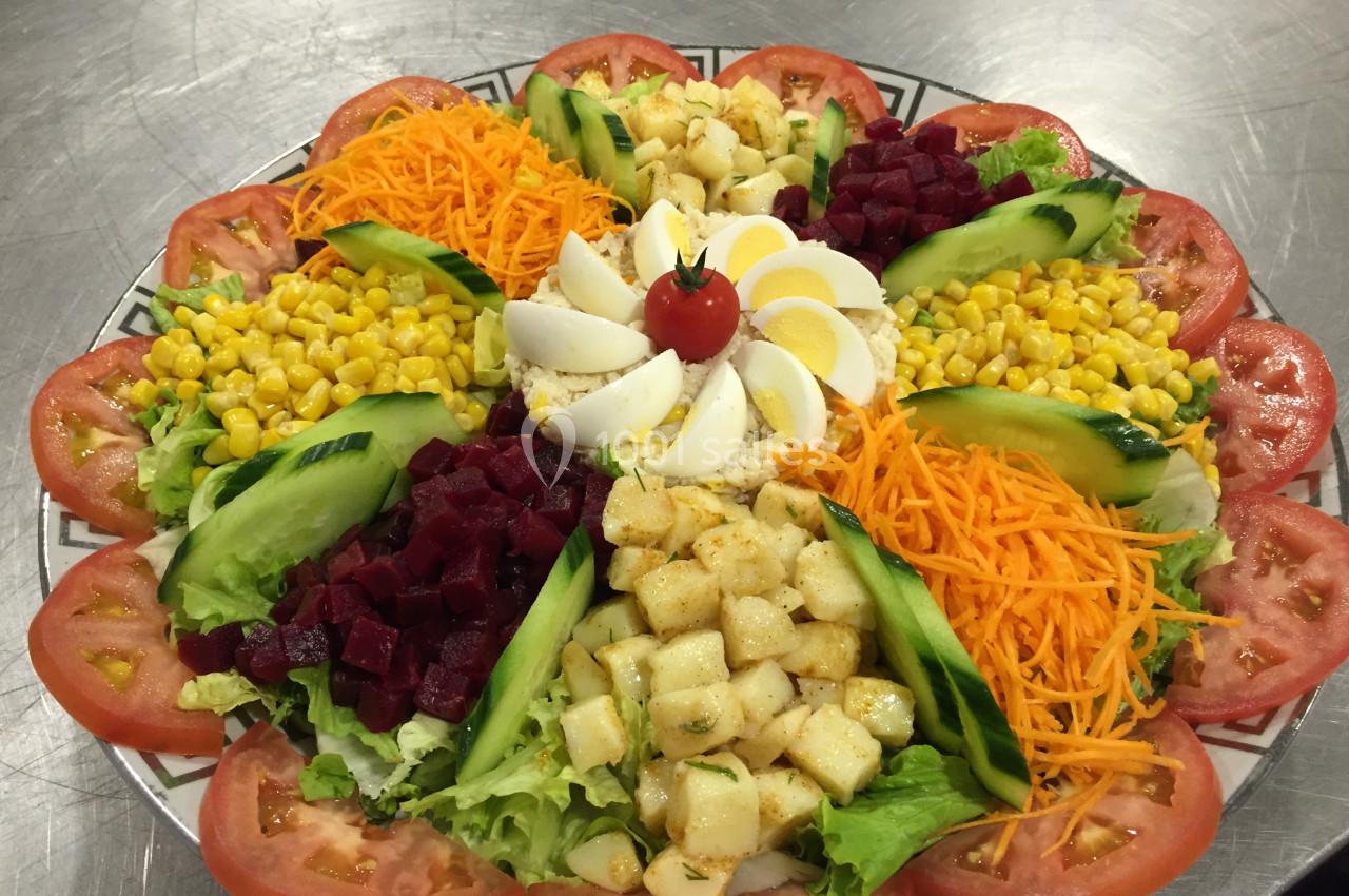 Location salle Crosne (Essonne) - Aux Tulipes #14 Assiette composée de légumes variés, œufs durs et tomate cerise, disposés en cercle sur un lit de salade.