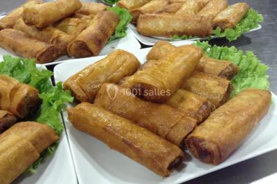 Miniature Location salle Crosne (Essonne) - Aux Tulipes #8 Plateau de fromages variés comprenant des morceaux de brie, de fromage bleu, de chèvre et des cubes de fromage à pâte dure.