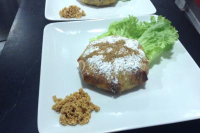 Miniature Location salle Crosne (Essonne) - Aux Tulipes #9 Plateau de fromages variés comprenant des morceaux de brie, de fromage bleu, de chèvre et des cubes de fromage à pâte dure.