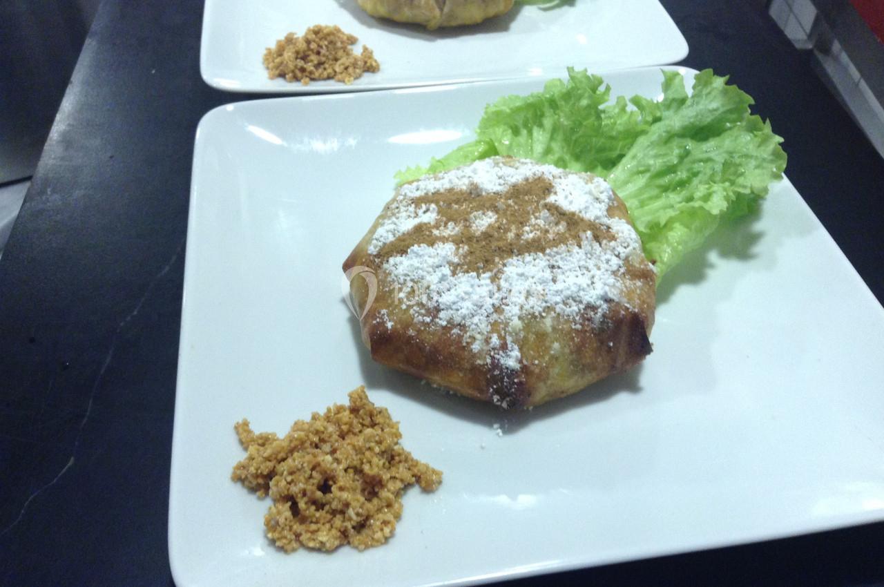 Location salle Crosne (Essonne) - Aux Tulipes #9 Plat de pastilla saupoudrée de sucre glace, servie avec une feuille de laitue et une garniture croustillante.