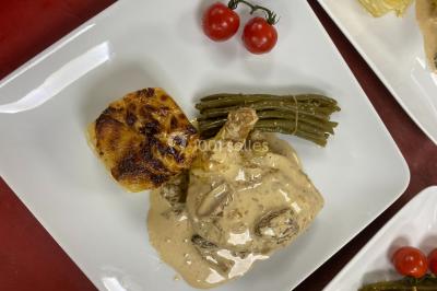 Miniature Location salle Crosne (Essonne) - Aux Tulipes #17 Plateau de fromages variés comprenant des morceaux de brie, de fromage bleu, de chèvre et des cubes de fromage à pâte dure.