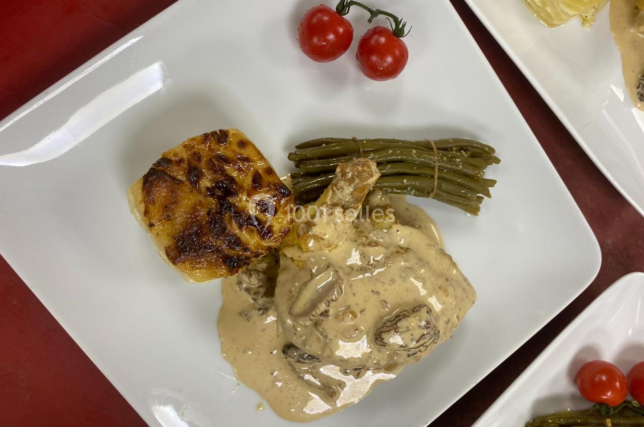 Location salle Crosne (Essonne) - Aux Tulipes #17 Assiette composée de poulet à la sauce crémeuse, gratin dauphinois, haricots verts et tomates cerises.
