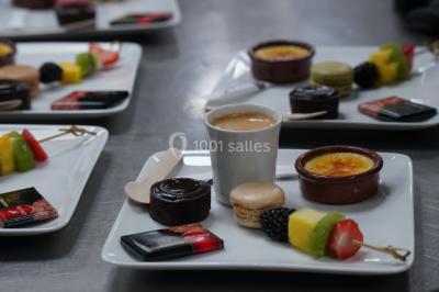 Miniature Location salle Crosne (Essonne) - Aux Tulipes #18 Plateau de fromages variés comprenant des morceaux de brie, de fromage bleu, de chèvre et des cubes de fromage à pâte dure.