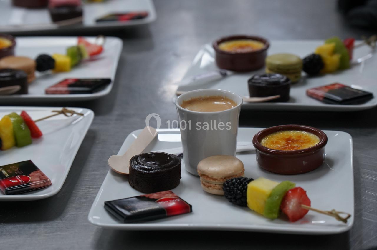 Location salle Crosne (Essonne) - Aux Tulipes #18 Assiette de desserts variés avec crème brûlée, macaron, fruits frais, gâteau au chocolat et café.