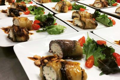 Miniature Location salle Crosne (Essonne) - Aux Tulipes #12 Plateau de fromages variés comprenant des morceaux de brie, de fromage bleu, de chèvre et des cubes de fromage à pâte dure.